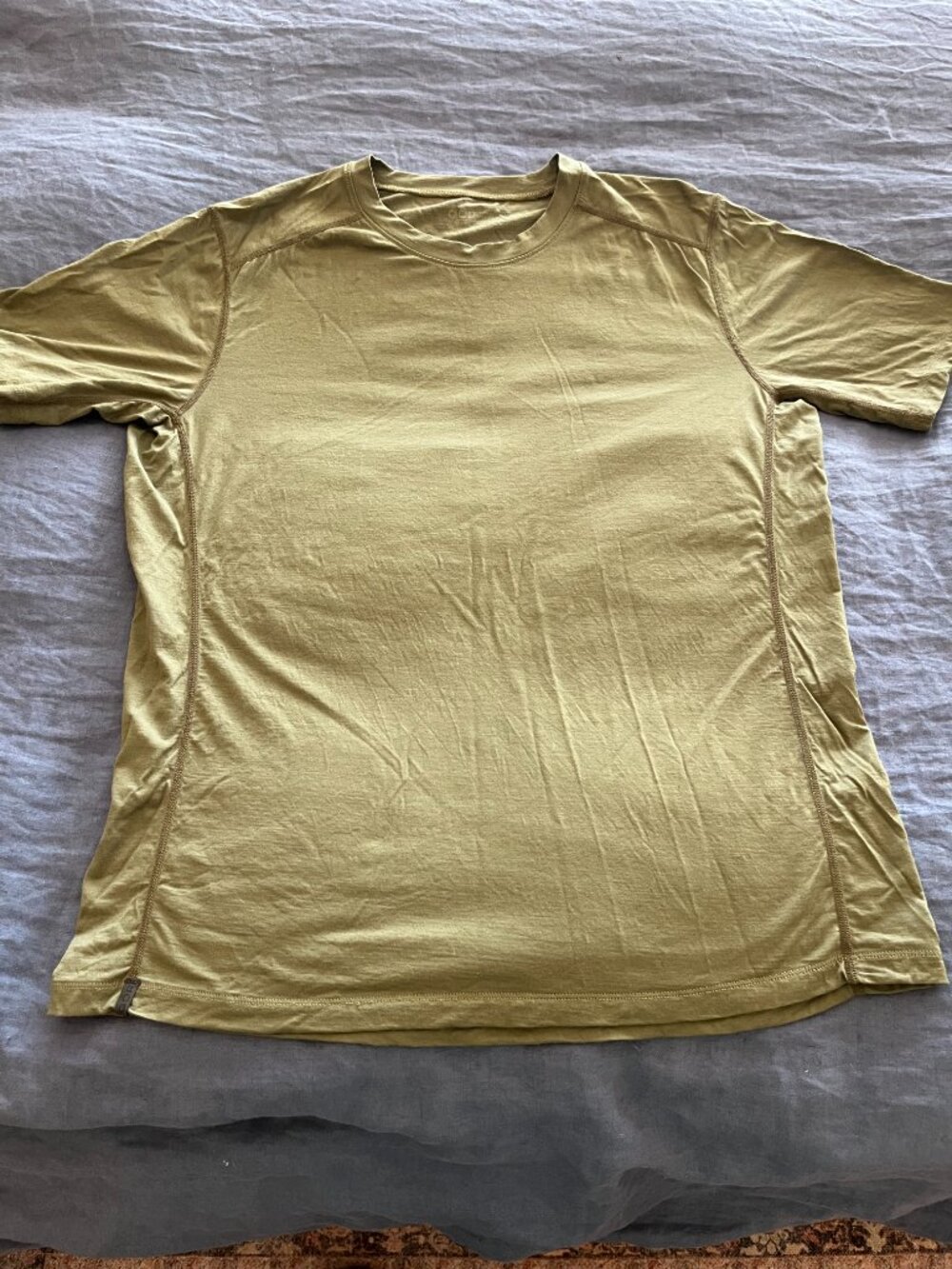 QÔR Short Sleeve Merino Wool T-shirt in Olive Green size medium